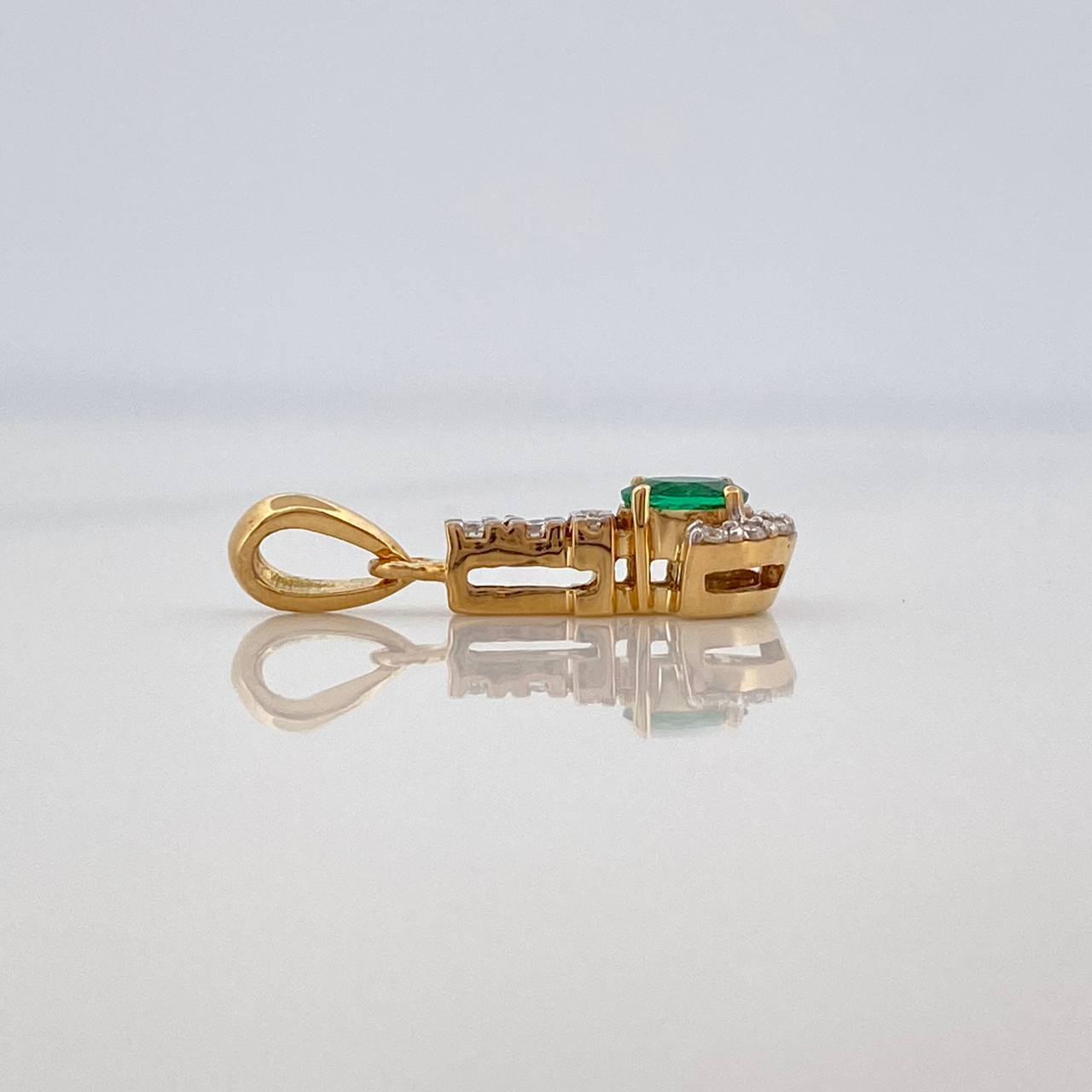 Dije Llave Esmeralda 11Pts Diamantes 07Pts 0.8 g / 3/4 in  Dos Oros Amarillo Blanco 18K