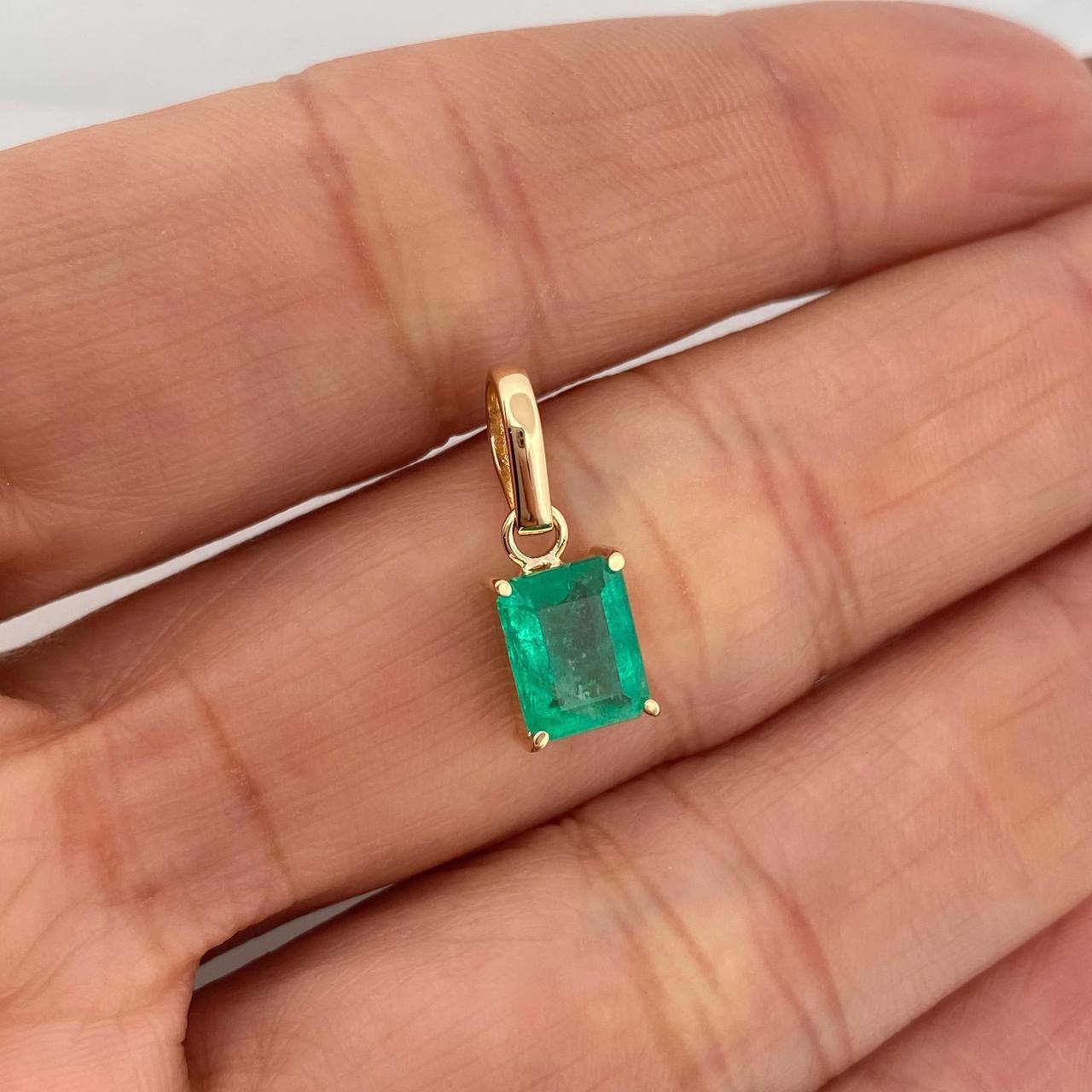 Rectangular Emerald Pendant 1.21Qts 1 g / 1/2 in 18K Yellow Gold