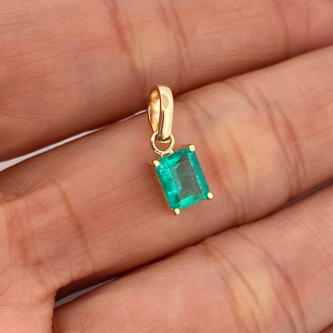 Square Pendant Emerald 85Pts 0.9 g / 1/2 in Yellow Gold 18K