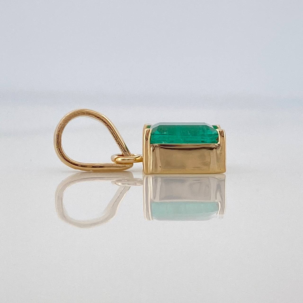 Square Pendant Emerald 85Pts 0.9 g / 1/2 in Yellow Gold 18K