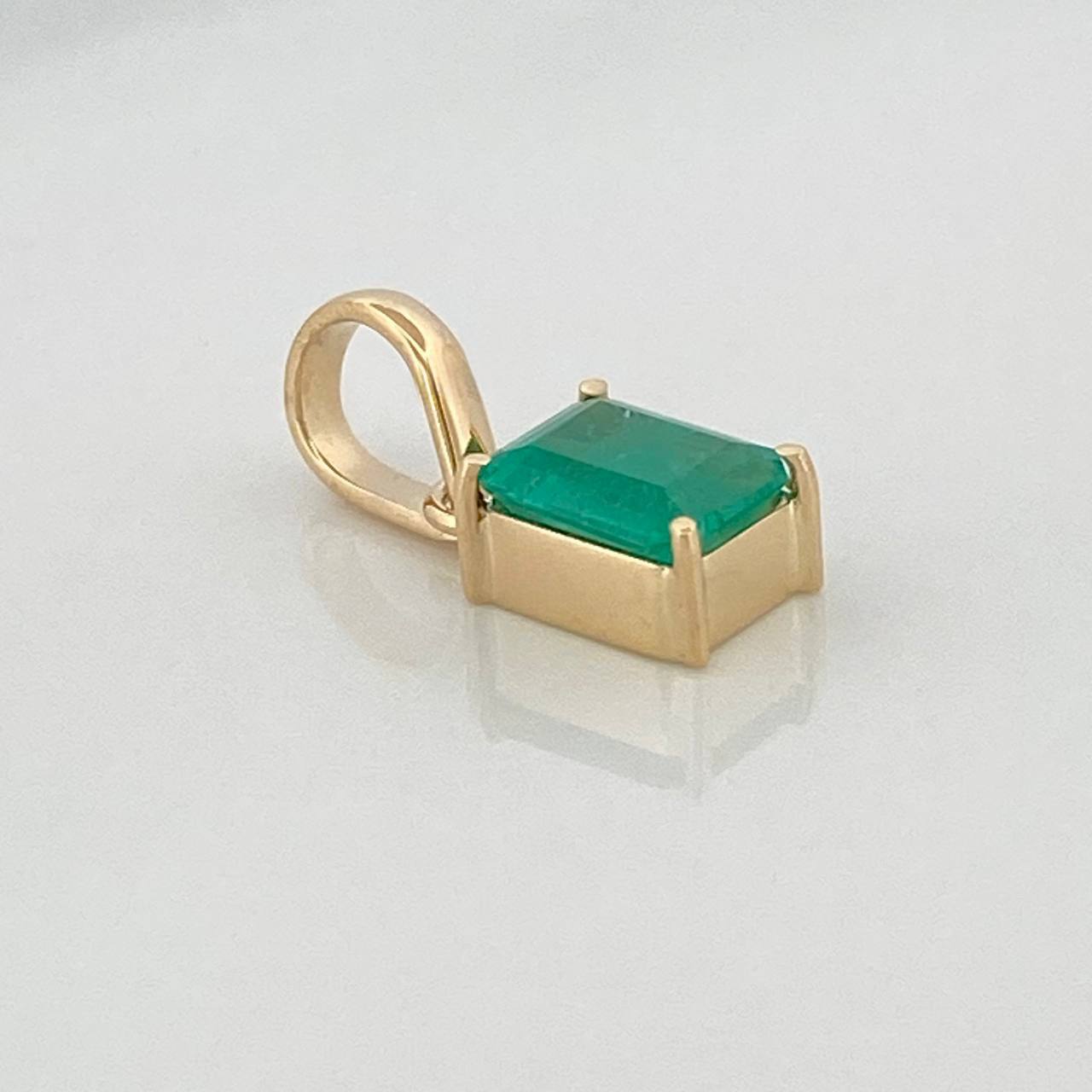 Square Pendant Emerald 85Pts 0.9 g / 1/2 in Yellow Gold 18K