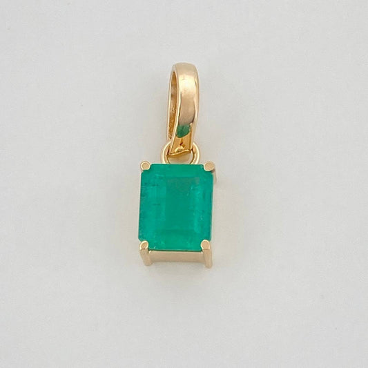 Square Pendant Emerald 85Pts 0.9 g / 1/2 in Yellow Gold 18K