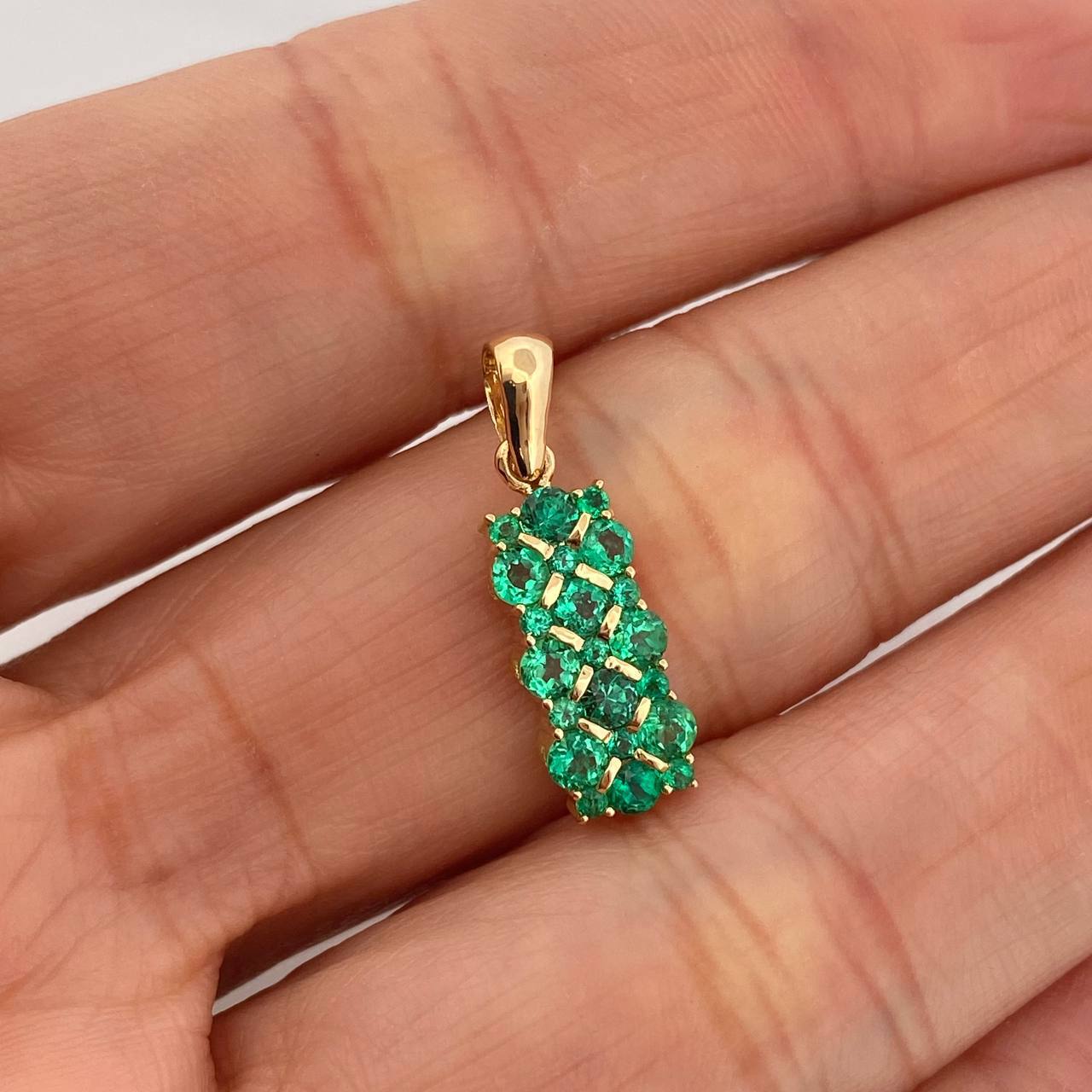 Dije Linea De Flores 21 Esmeraldas 75Pts 1.7 g / 3/4 in Oro Amarillo 18K