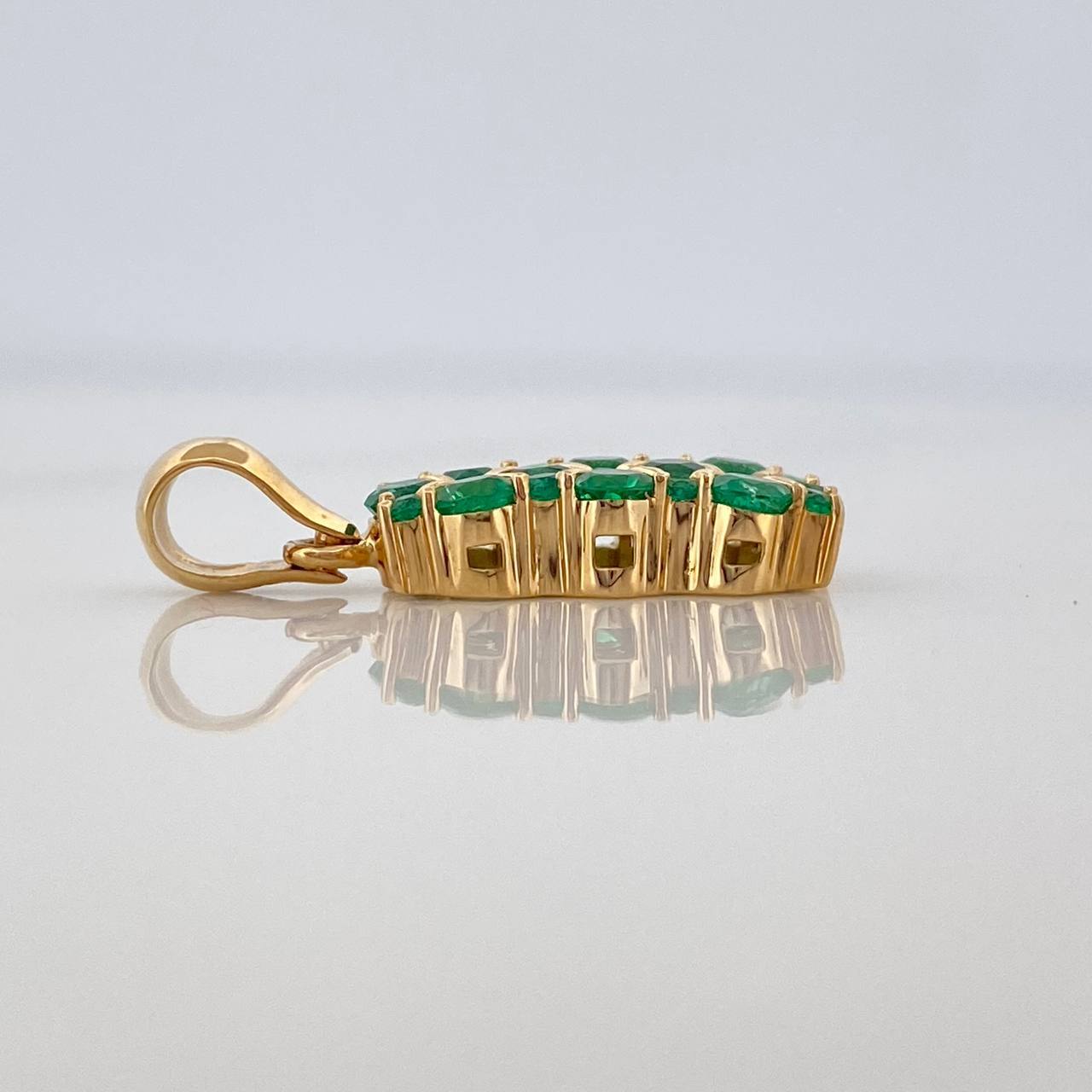 Dije Linea De Flores 21 Esmeraldas 75Pts 1.7 g / 3/4 in Oro Amarillo 18K