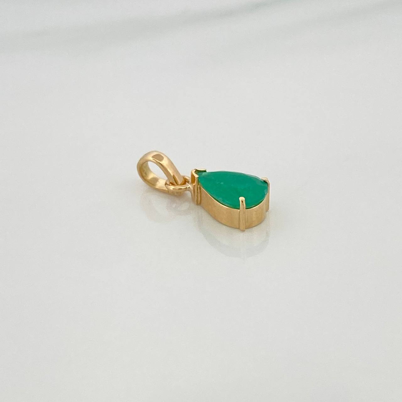 Pendant Emerald Tear 88Pts 0.9 g / 3/4 in Yellow Gold 18K