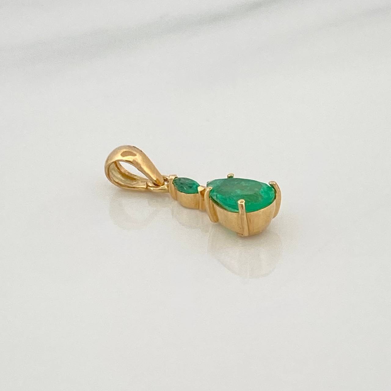 Emerald Tear Pendant 77Pts 1.05 g / 3/4 in 18K Yellow Gold