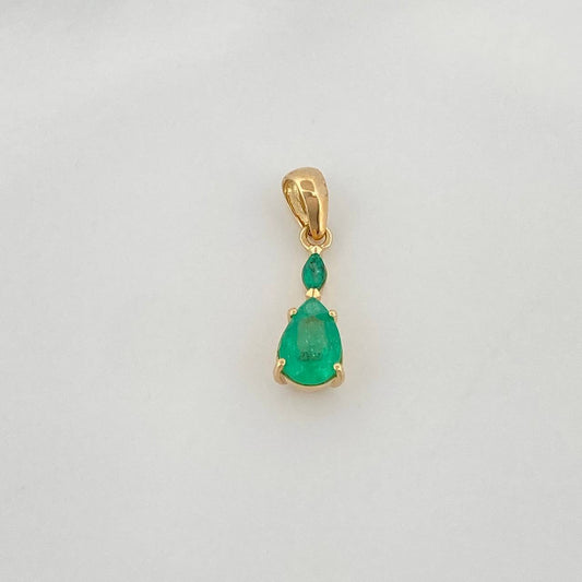 Emerald Tear Pendant 77Pts 1.05 g / 3/4 in 18K Yellow Gold