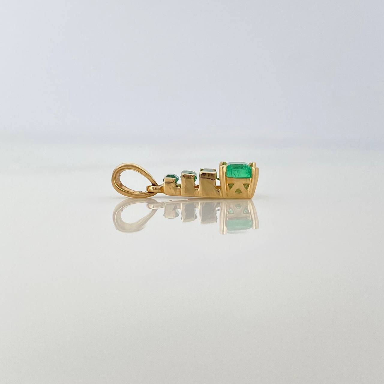 Pendant Pyramid Emeralds 55Pts 0.85 g / 3/4 in Yellow Gold 18K