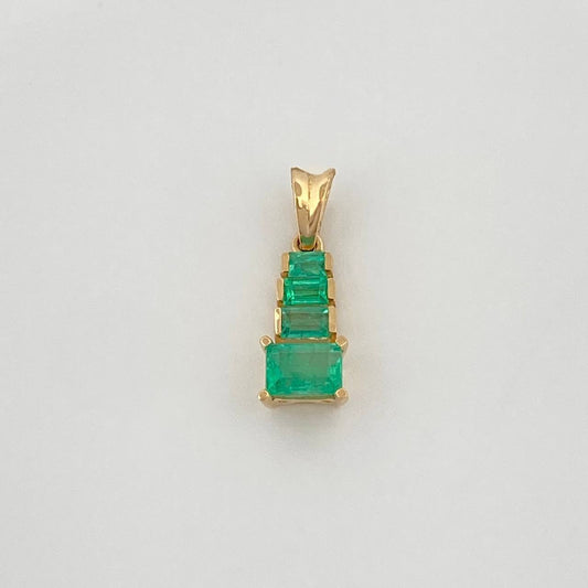 Pendant Pyramid Emeralds 55Pts 0.85 g / 3/4 in Yellow Gold 18K