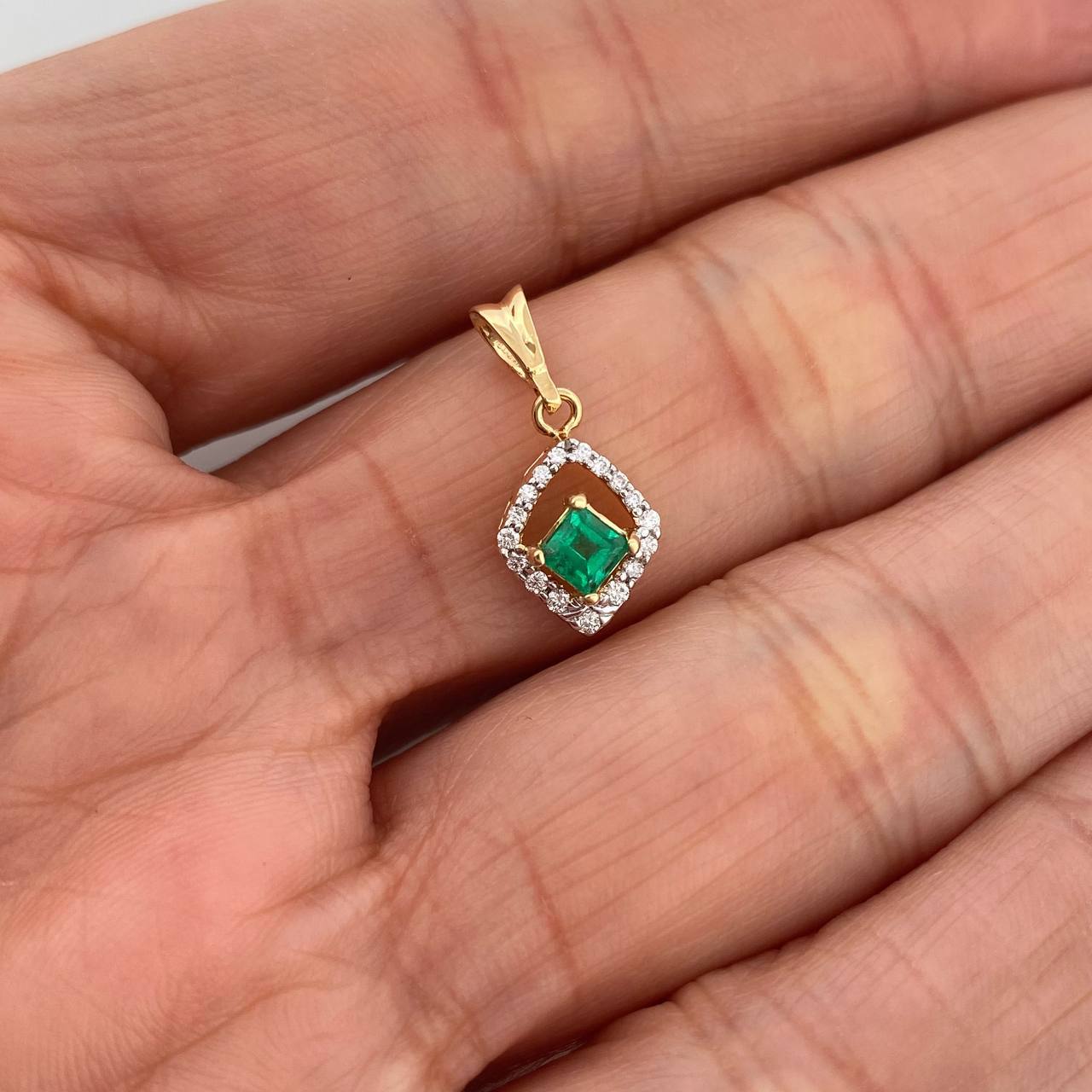 Dije Rombo Esmeralda 24Pts Diamantes 09Pts 1.4 g / 3/4 in  Dos Oros Amarillo Blanco 18K