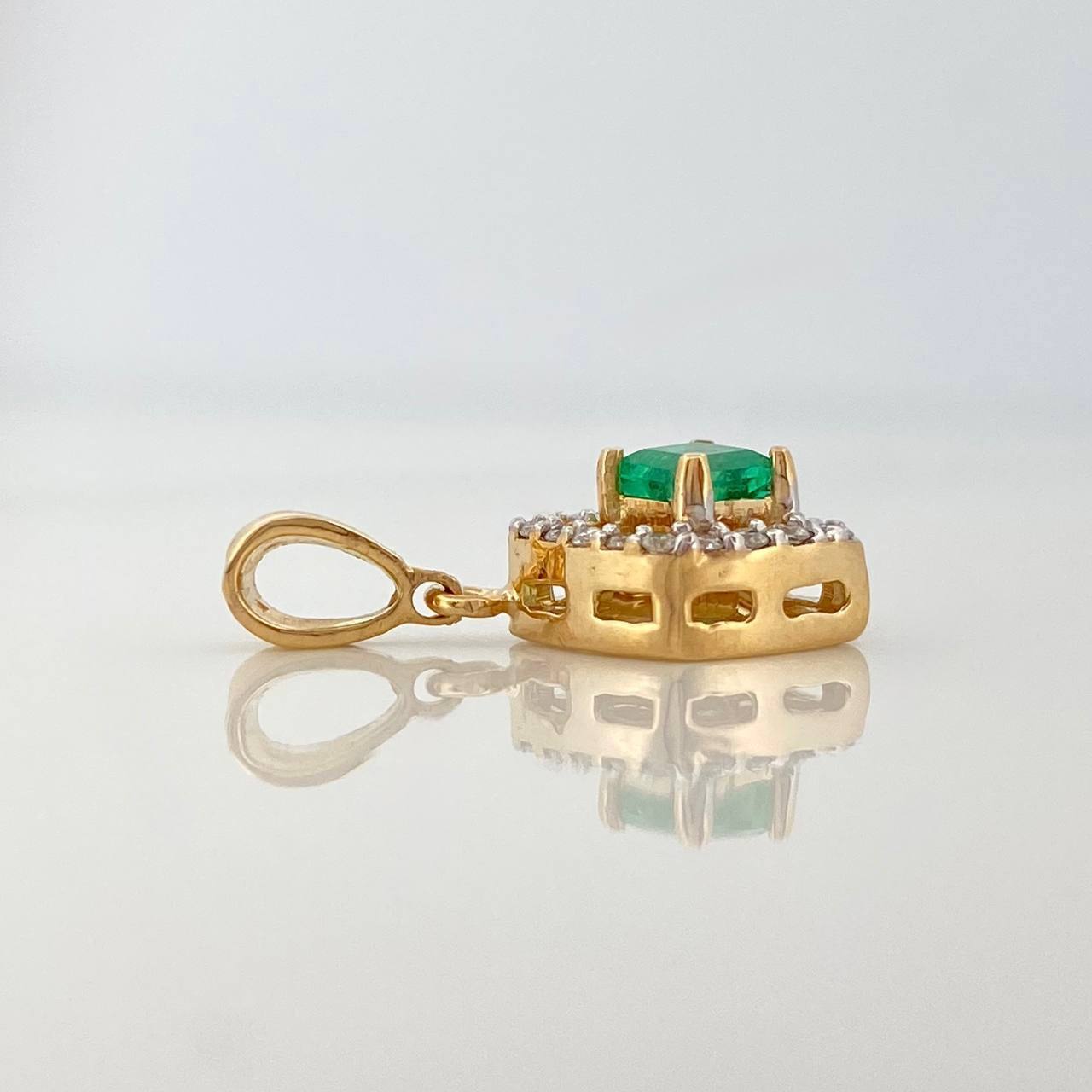 Dije Rombo Esmeralda 24Pts Diamantes 09Pts 1.4 g / 3/4 in  Dos Oros Amarillo Blanco 18K