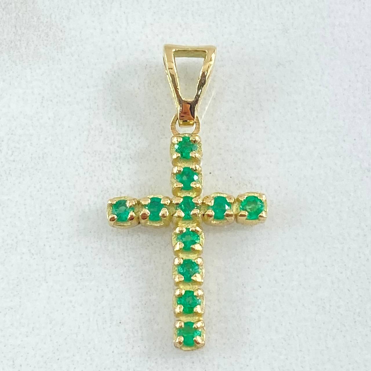 Pendant Dense Cross Emeralds 70pts 2.3gr / 2.7cm (1.1in) / 18K Gold ©