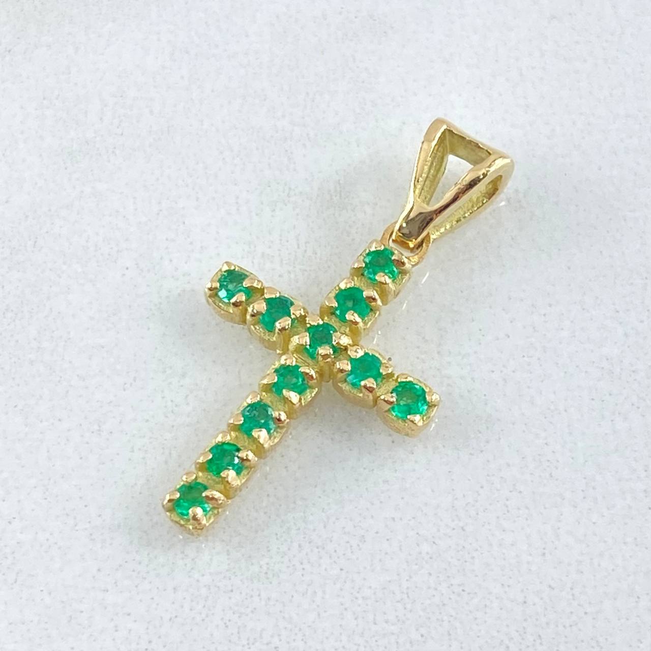 Pendant Dense Cross Emeralds 70pts 2.3gr / 2.7cm (1.1in) / 18K Gold ©