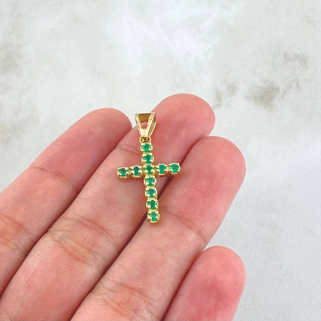Pendant Dense Cross Emeralds 70pts 2.3gr / 2.7cm (1.1in) / 18K Gold ©