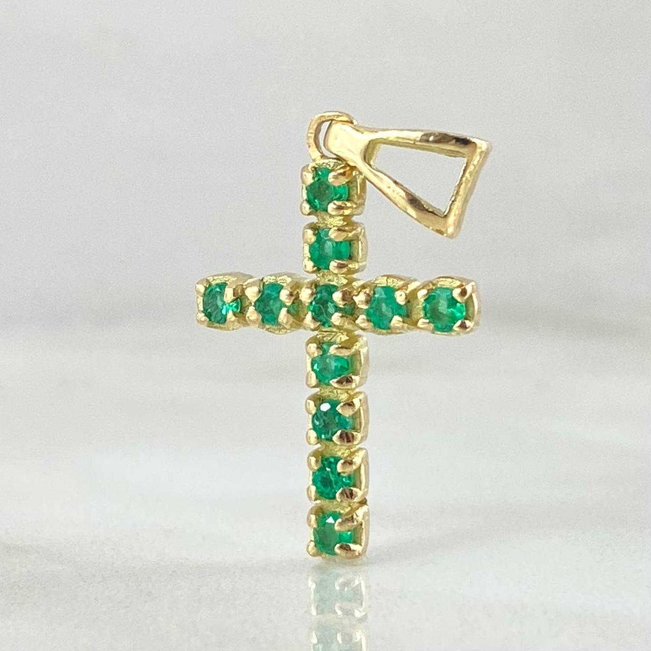 Pendant Dense Cross Emeralds 70pts 2.3gr / 2.7cm (1.1in) / 18K Gold ©