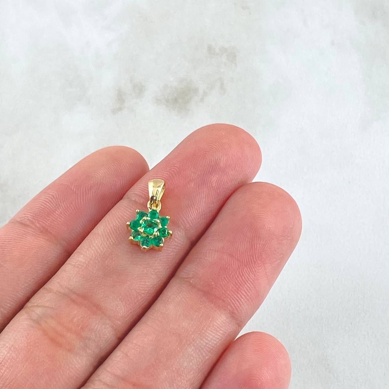 Pendant Emeralds 24pts 0.95gr / 1.3cm / 0.5in / 18K Gold ©