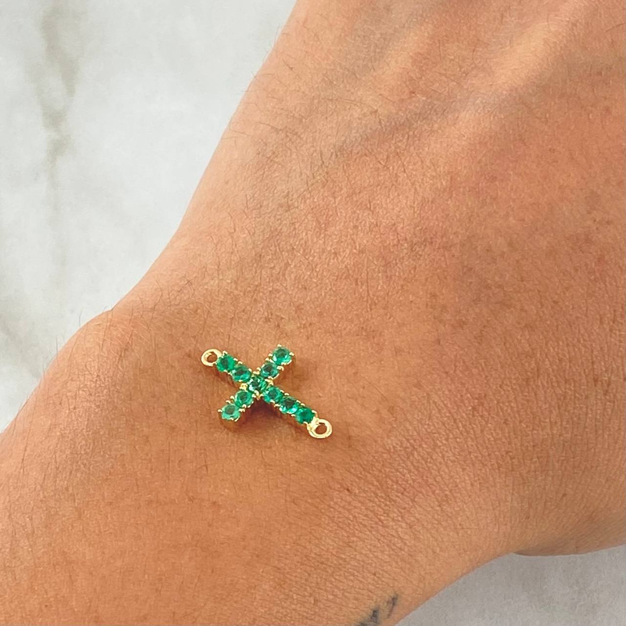 Charm Cross Emeralds 43pts 0.85gr / 3/4 in / 18K Yellow Gold