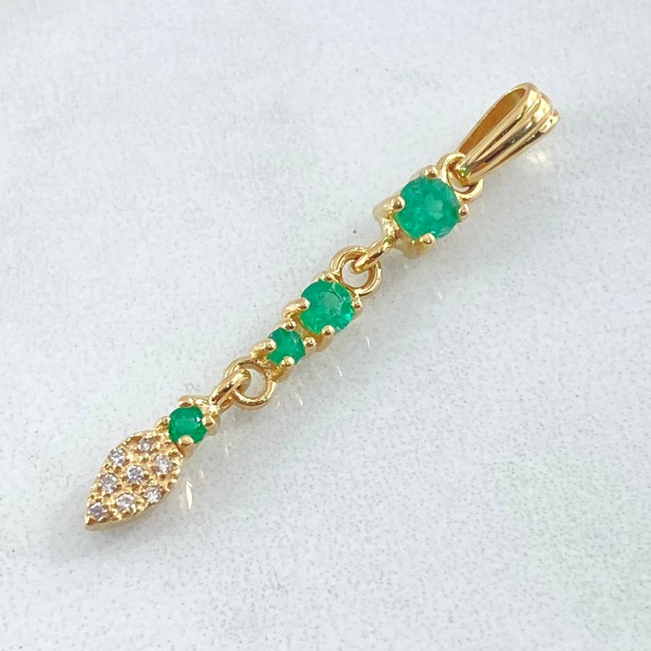 Dije Hoja Colgante Esmeraldas 41pts - Diamantes 10pts 2gr / 3.7cm / Oro 18K ©