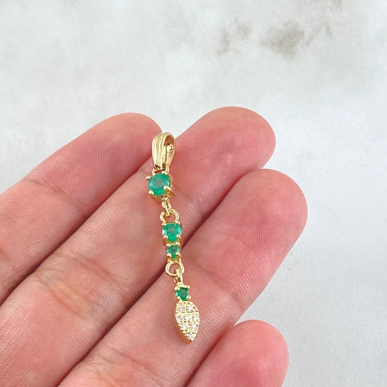 Dije Hoja Colgante Esmeraldas 41pts - Diamantes 10pts 2gr / 3.7cm / Oro 18K ©