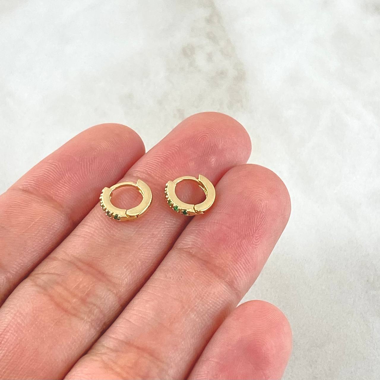 Hoop Earrings Emerald Track 16pts 1gr / 0.7cm / 18K Gold ©