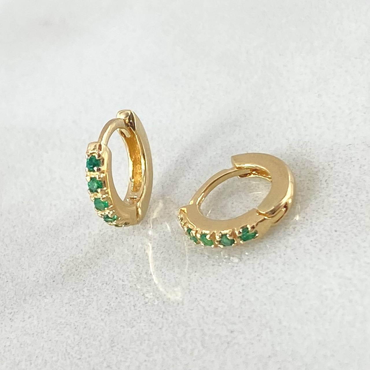 Hoop Earrings Emerald Track 16pts 1gr / 0.7cm / 18K Gold ©