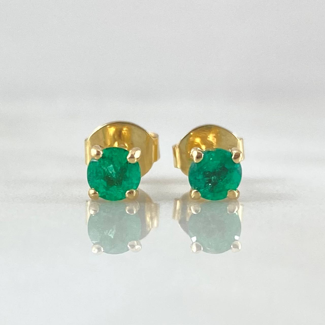 Stud Earrings Four-Claw Emerald Stones 20pts 1.3gr / 18K Gold ©