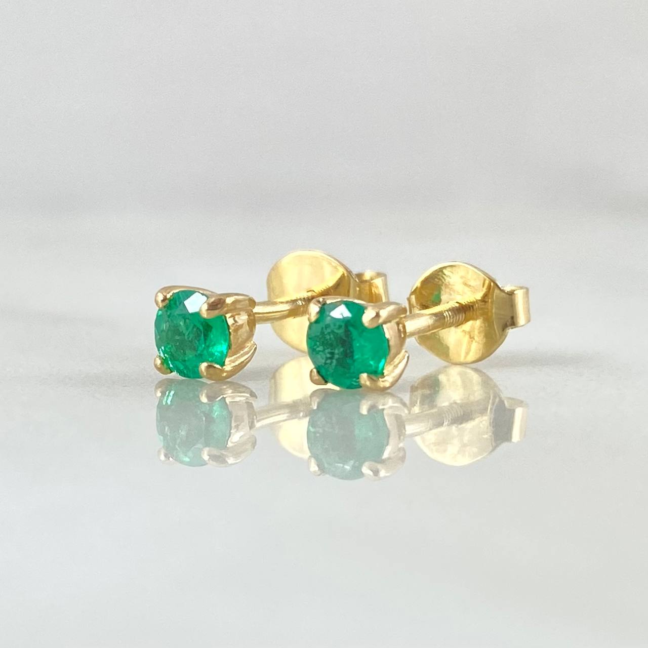 Stud Earrings Four-Claw Emerald Stones 20pts 1.3gr / 18K Gold ©