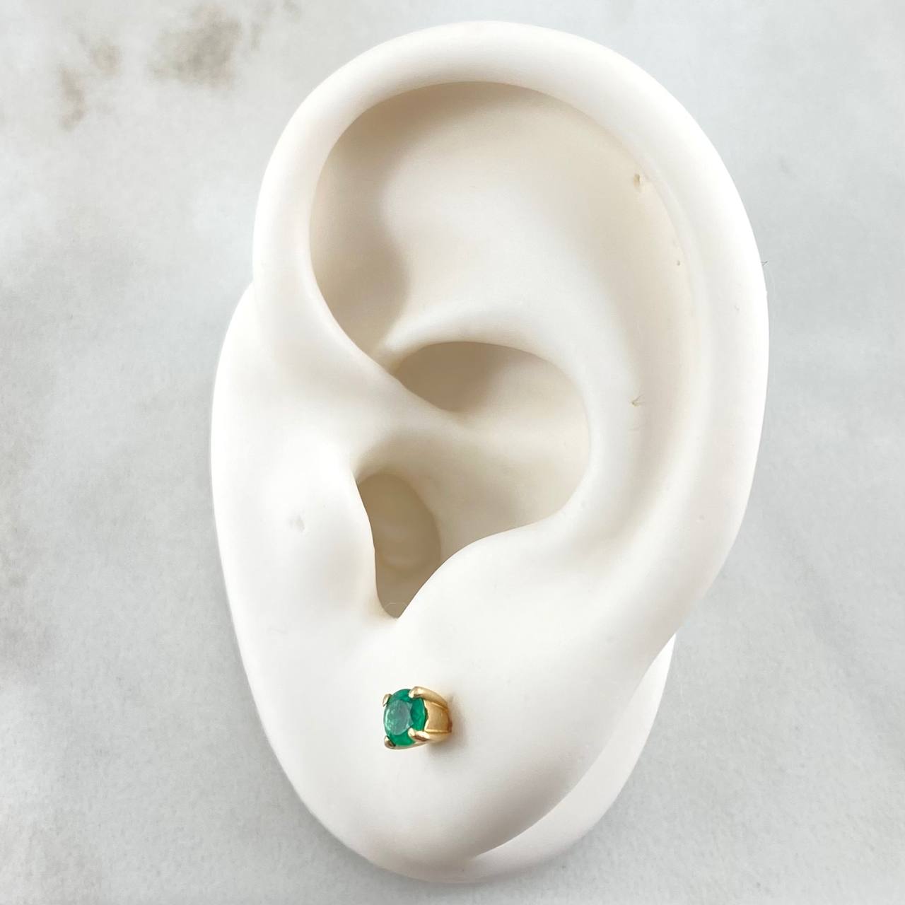 Stud Earrings Four-Claw Emerald Stones 20pts 1.3gr / 18K Gold ©