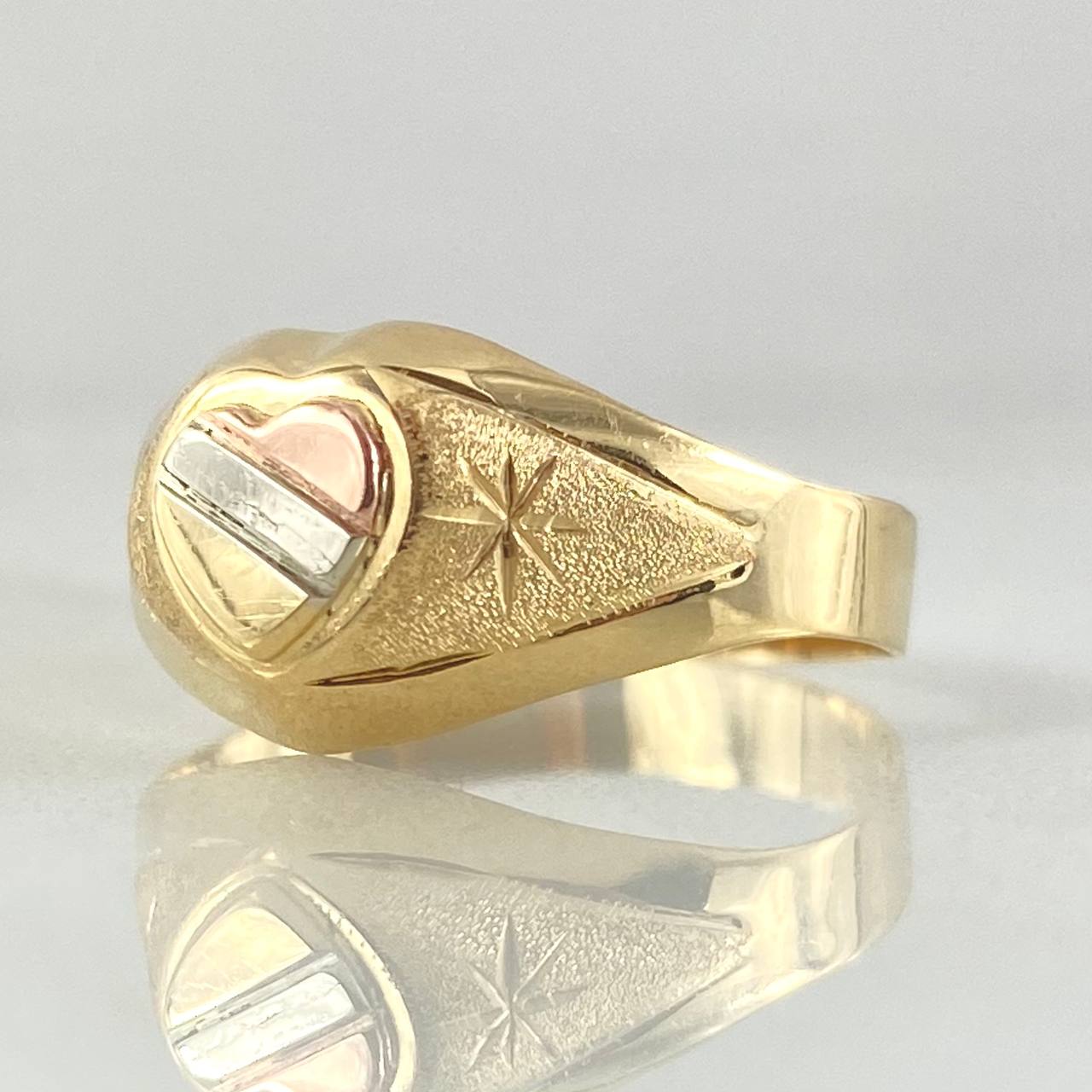 Anillo Corazon Estrellado 1.95gr / T8 3/4 / Tres Oros 18K