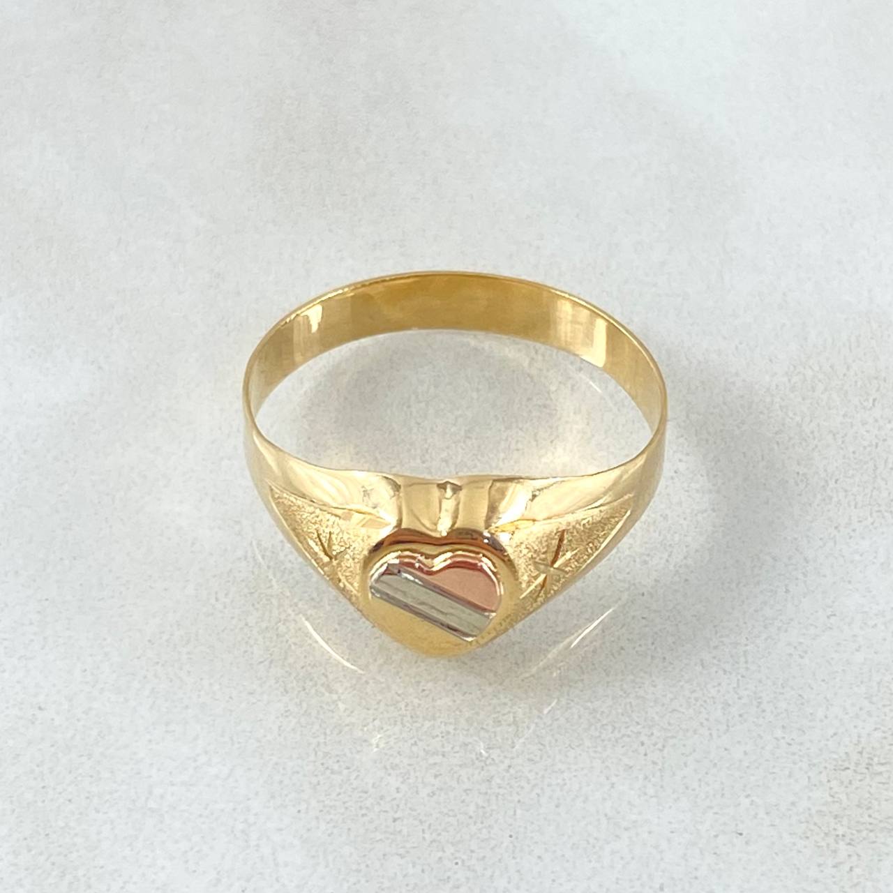 Anillo Corazon Estrellado 1.85gr / T7 1/2 / Tres Oros 18K