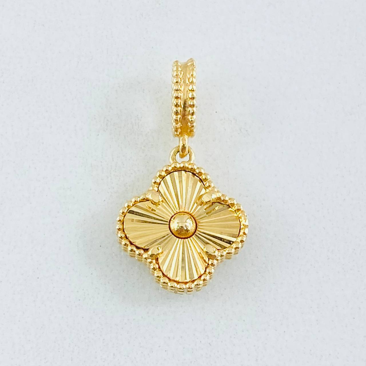 Dije Trebol Diamantado 2.35gr / 3/4 in / Oro Amarillo Nac.Esp. 18K