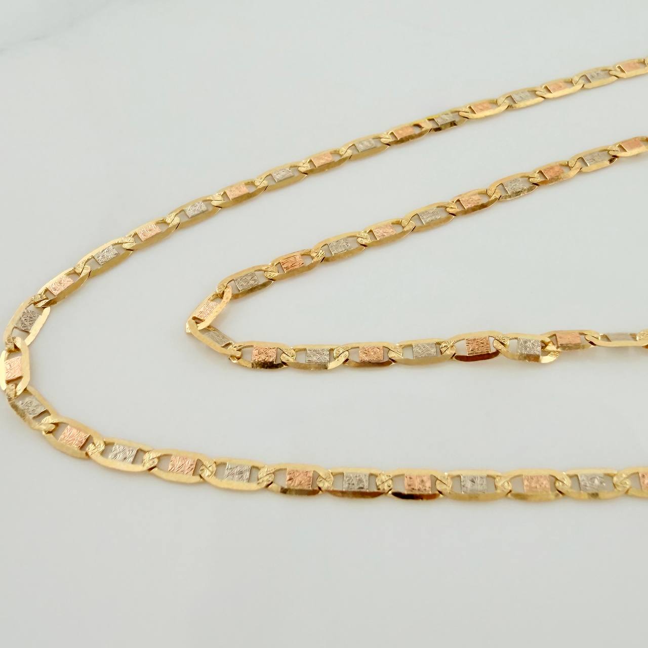 Cadena Escalera Plana Diamantada 3.8 g / 17 3/4 in / 2.15 mm Tres Oros 18K