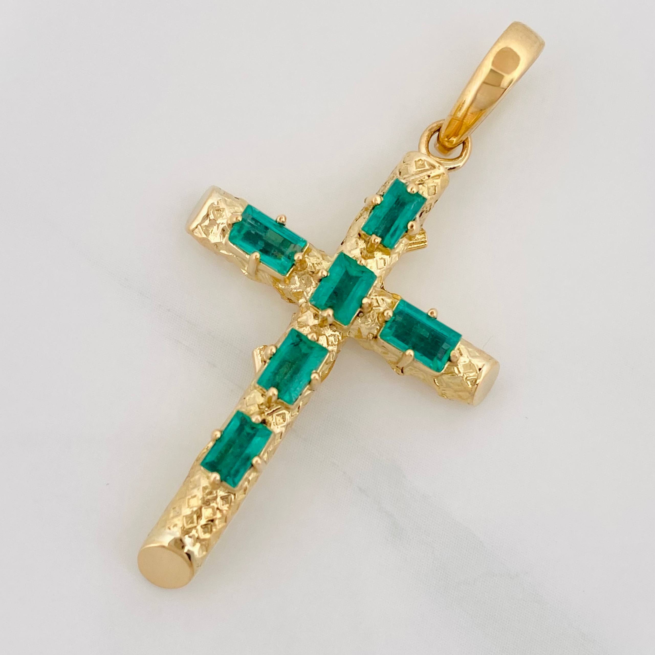 Dije Cruz Tronco Esmeraldas 1.22 Qts 4.8 g / 1 3/4 in Oro Amarillo 18K