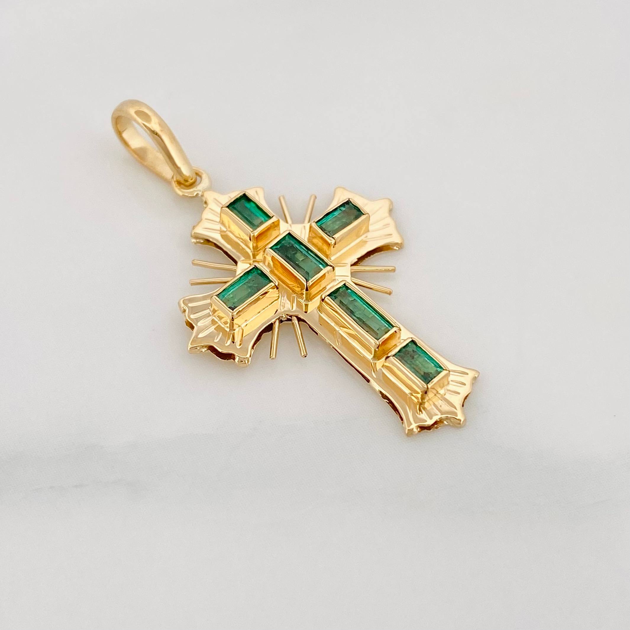 Dije Cruz Plana Esmeraldas 75 Pts 2.1 g / 3/4 in Oro Amarillo 18K