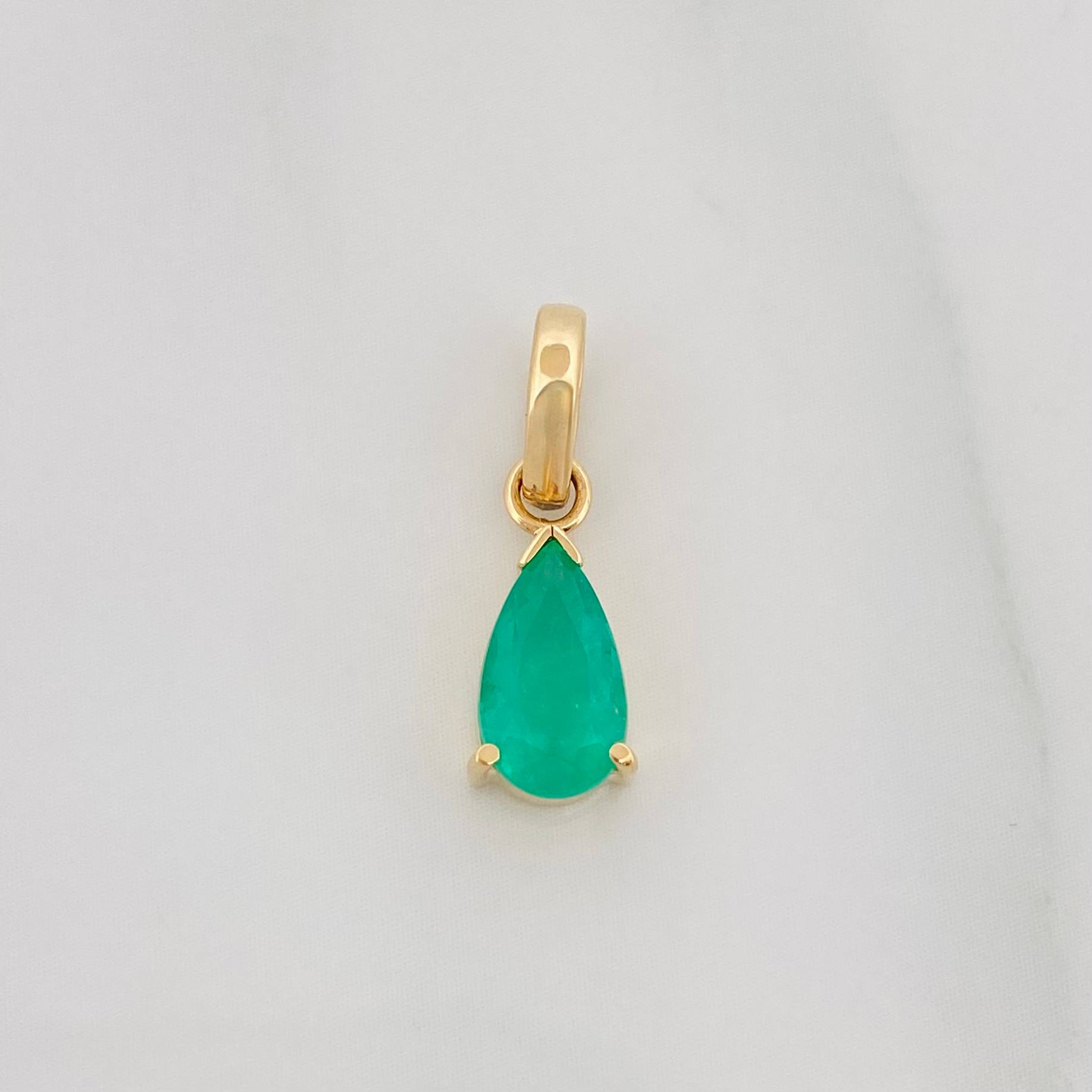 Dije Lagrima Esmeraldas 88 Pts 0.9 g / 1/2 in Oro Amarillo 18K