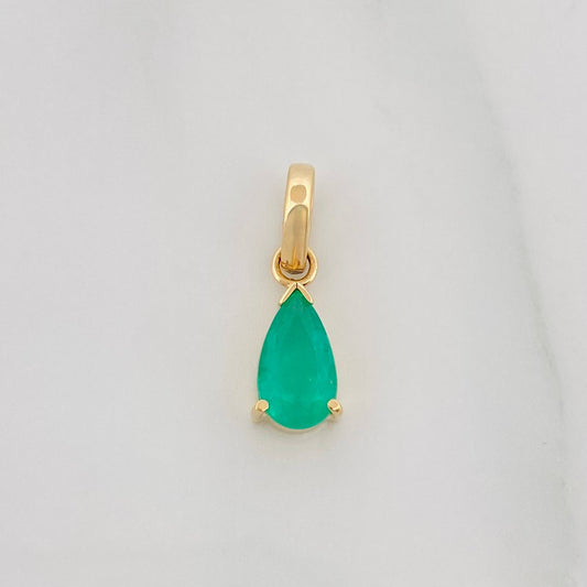 Dije Lagrima esmeralda 0.49 pts Esmeralda 1pts 0.55g / 1/2 in Oro Amarillo 18K