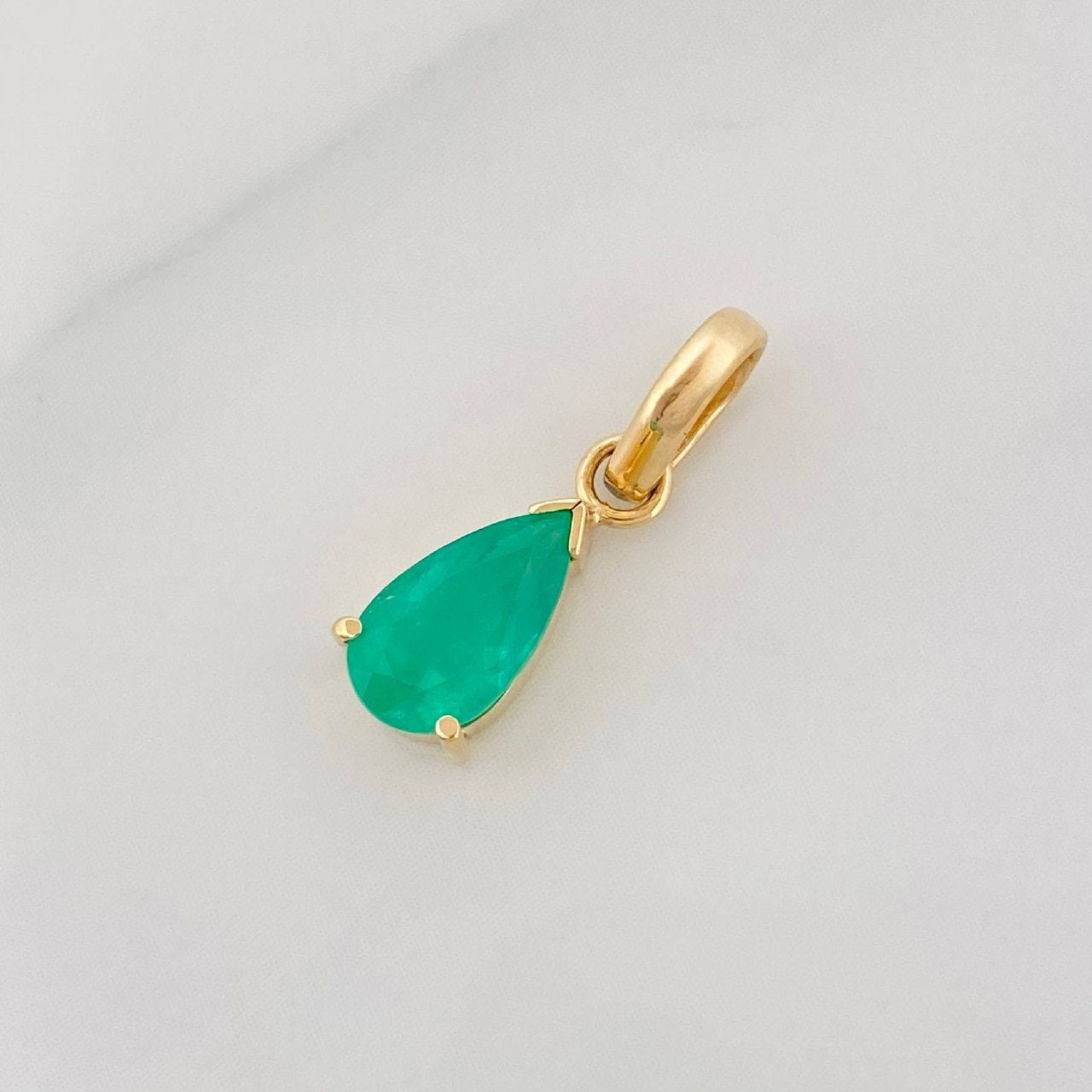 Dije Lagrima Esmeraldas 88 Pts 0.9 g / 1/2 in Oro Amarillo 18K