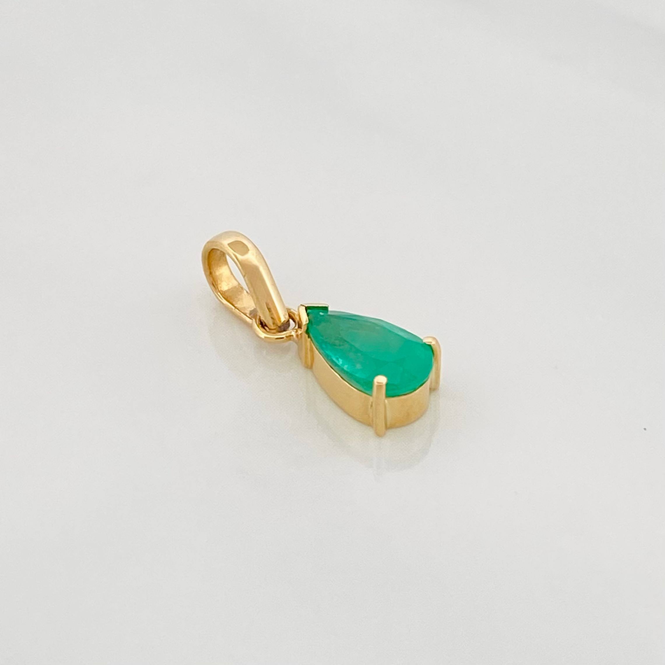 Dije Lagrima esmeralda 0.57 pts Esmeralda 1pts 0.55g / 1/2 in Oro Amarillo 18K