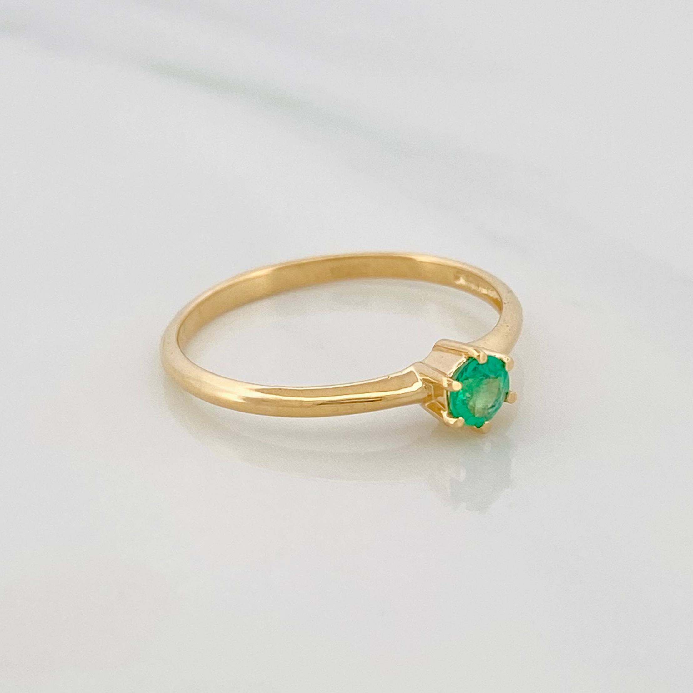 Anillo Solitario Esmeralda 14 Pts 1.6 g / T7 Oro Amarillo 18K