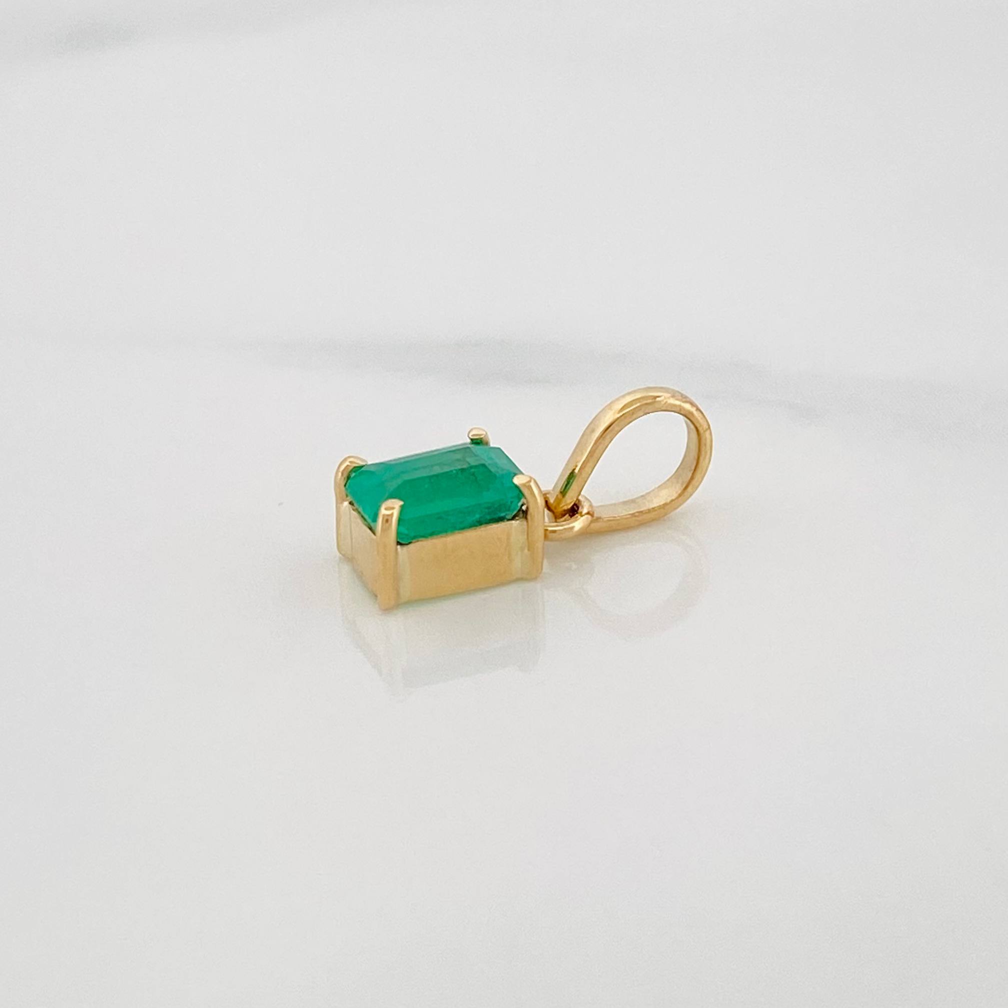 Dije Rectangulo Esmeralda 54 Pts 0.5 g / 1/2 in Oro Amarillo 18K