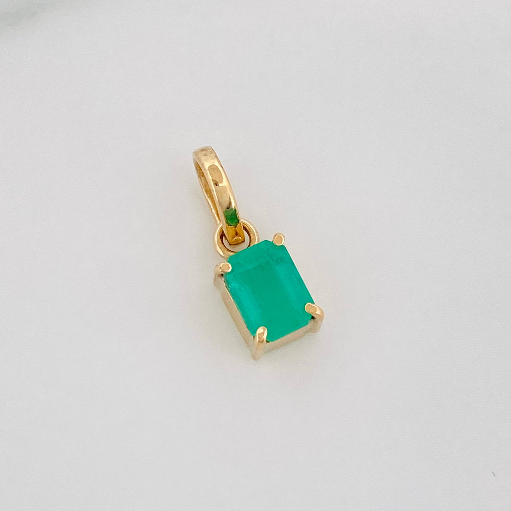 Dije Rectangulo Esmeralda 54 Pts 0.5 g / 1/2 in Oro Amarillo 18K