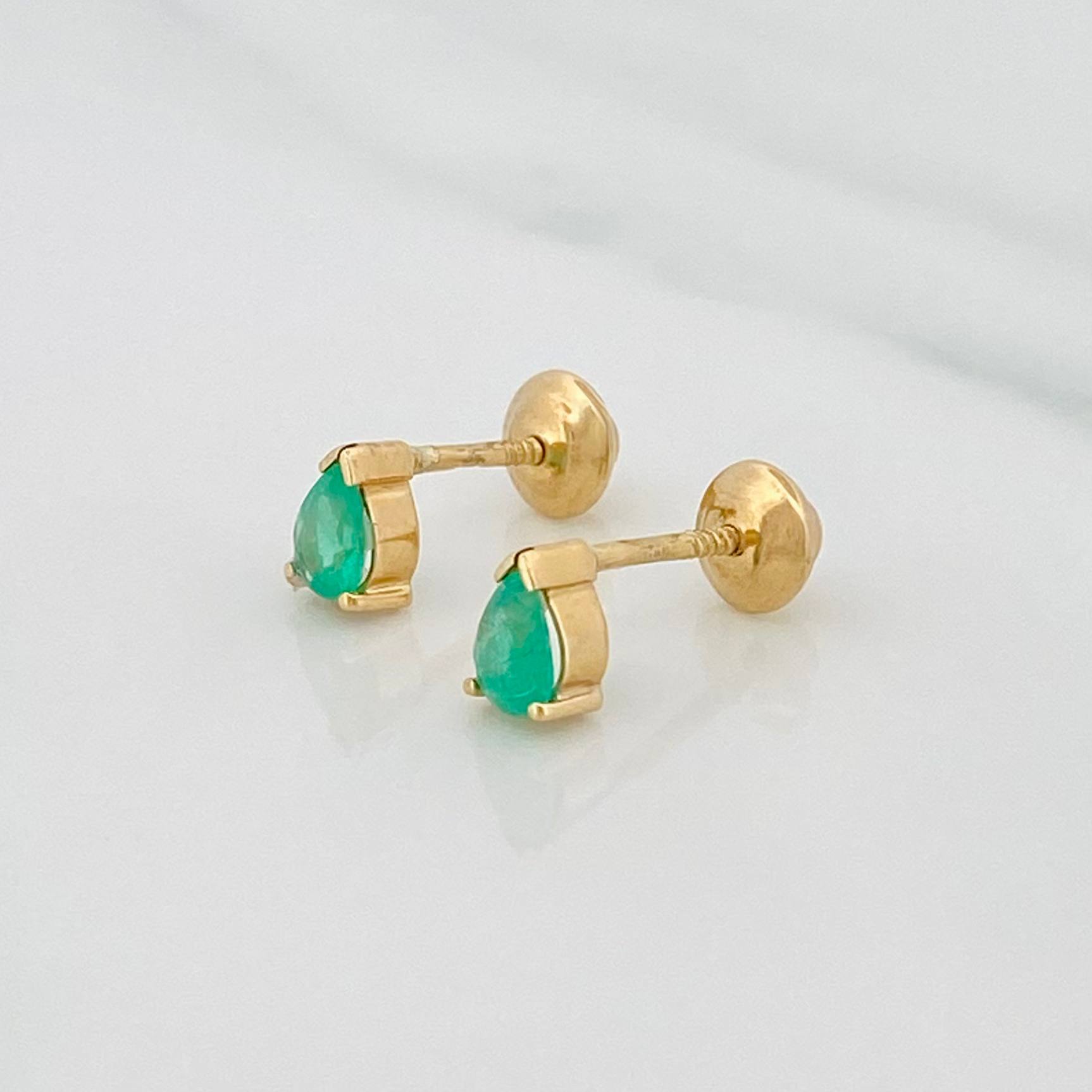 Topos Lagrima esmeralda 0.19pts Esmeralda 1pts 0.8g / in / 3.82mm Oro Amarillo 18K