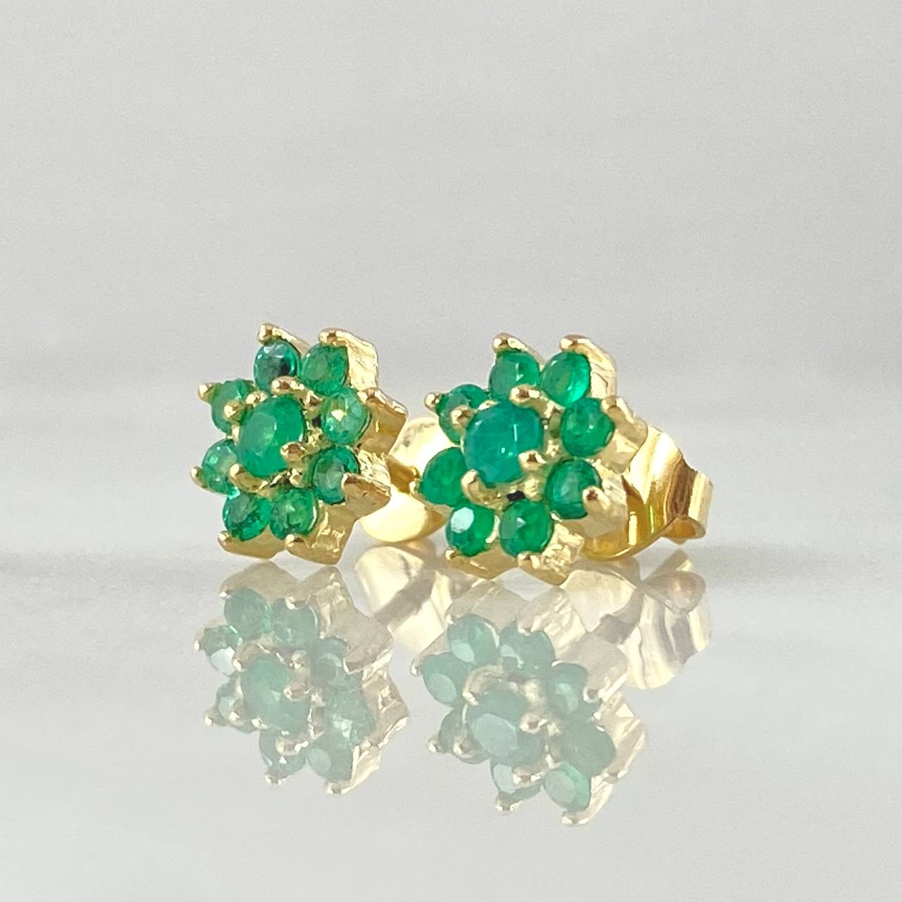 Stud Earrings Daisy Flower Emeralds 50pts 1.95gr / 18K Gold ©