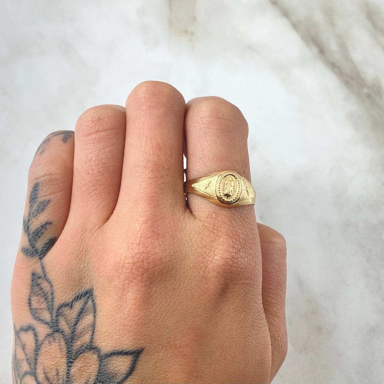 Virgin Guadalupe Starred Ring 1.85gr / Size 5 1/4 / 18K Gold