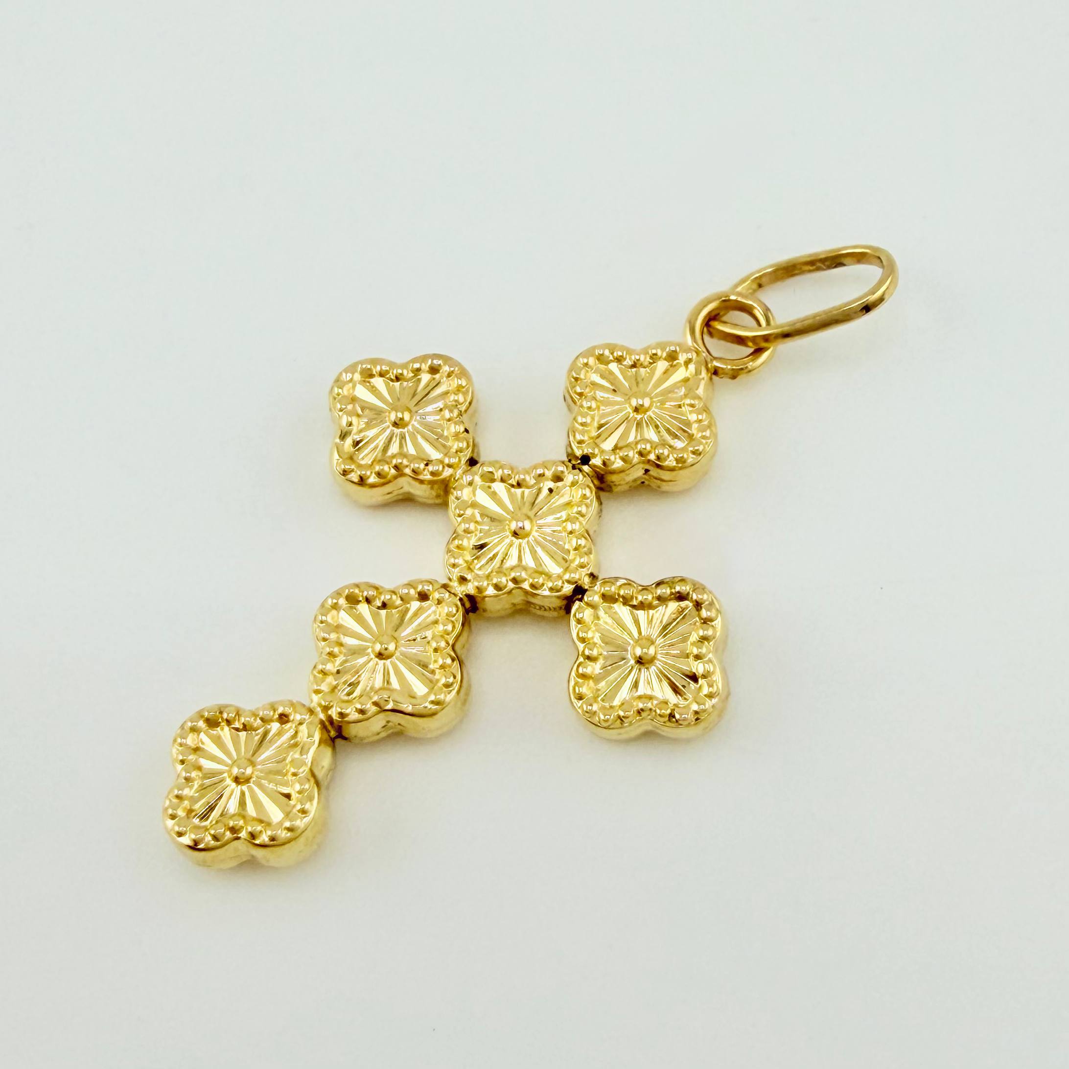 Dije Cruz Trebol 1.15gr / 1 1/4 in / Oro Amarillo 18K ©