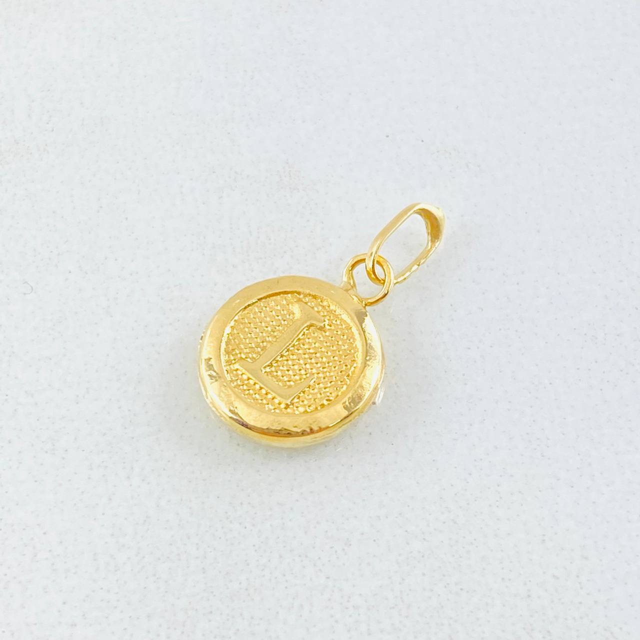 Dije Letra L Circulo 0.45 g / 1/2 in Oro Amarillo 18K