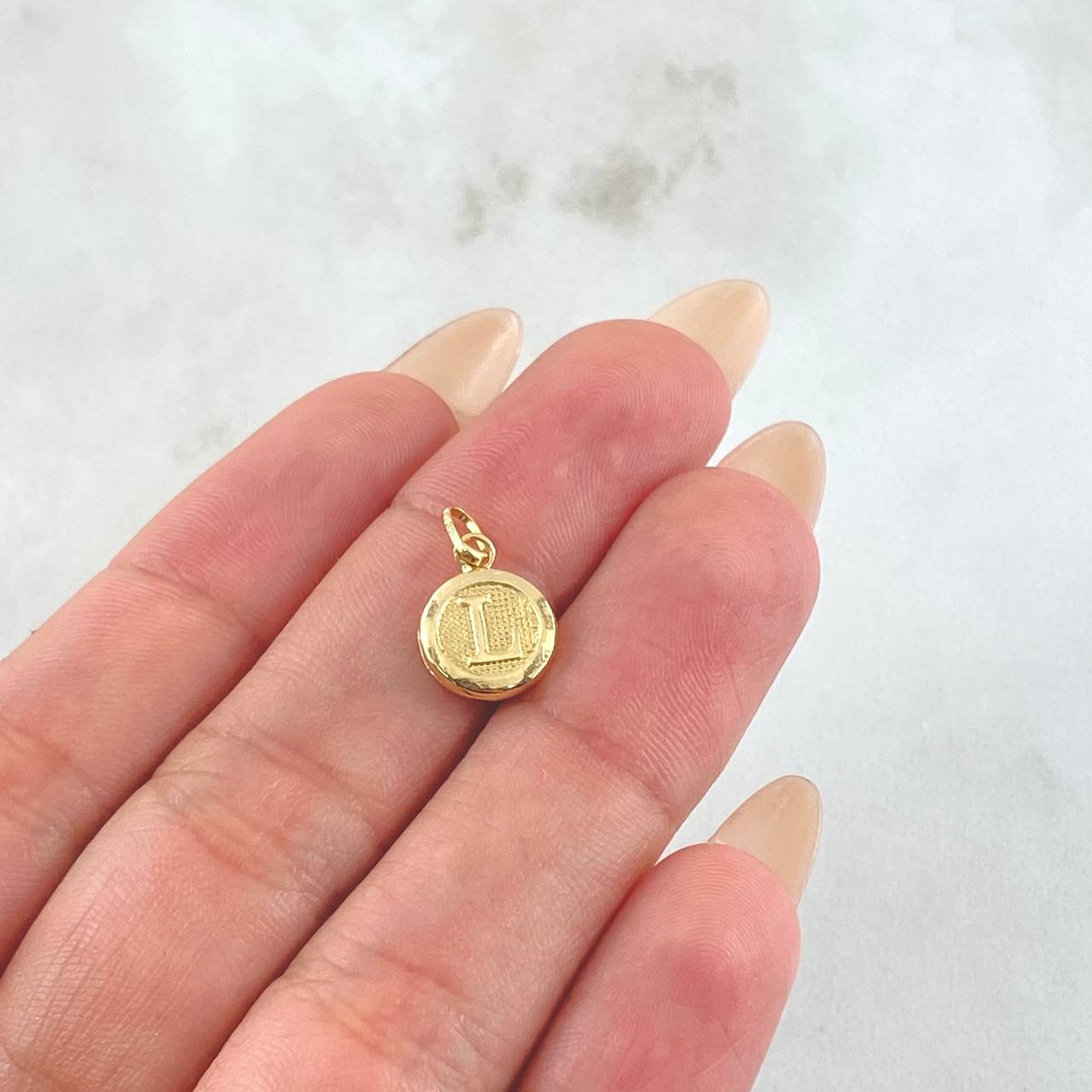 Dije Letra L Circulo Texturizado 0.4gr / 1/2 in / Oro Amarillo 18K ©