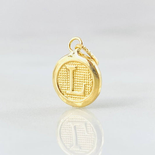 Dije Letra L Circulo Texturizado 0.4gr / 1/2 in / Oro Amarillo 18K *