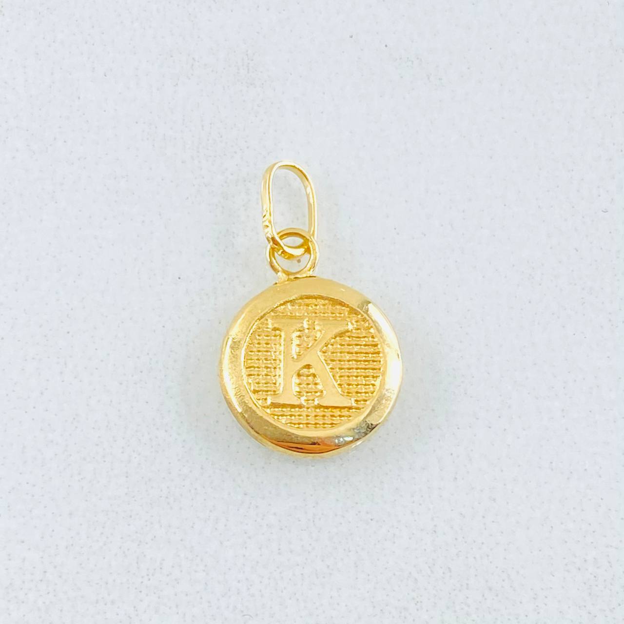 Dije Letra K 0.4gr / 1/2 in / Oro Amarillo 18K ©