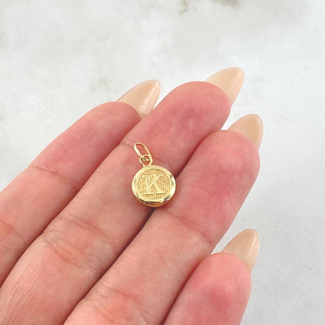 Dije Letra K 0.4gr / 1/2 in / Oro Amarillo 18K ©